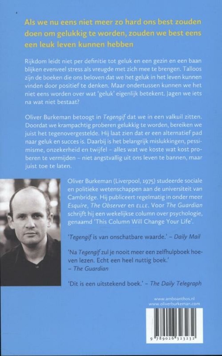 Achterkant van een boek met een blauwe achtergrond. Links een foto van een man. Rechts tekst en een barcode.