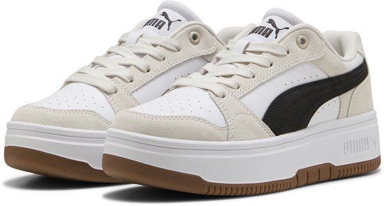 Paar witte Puma sneakers met beige suède, zwarte Formstrip en dikke witte zolen.