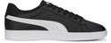 Zwarte sneaker met witte Puma-streep op de zijkant en een witte zool.