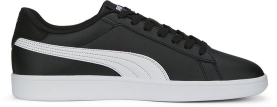 Zwarte sneaker met witte Puma-streep op de zijkant en een witte zool.