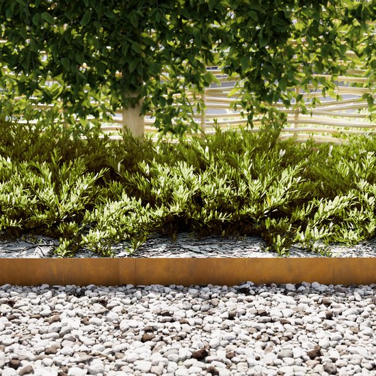 Een roestbruine metalen borderrand langs een grindpad en groen struikgewas in een tuin.