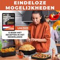 Vrouw met oranje hoodie bereidt maaltijd. Naast haar staan frietjes, brood, cupcakes en een pizza.