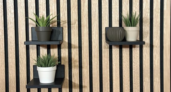 Akupanel Wandplankje Zwart – Model A – 131×121×59 mm – Gerecycled Polymeer – Akupanel Accessoires / Akupanel Accesoires – Akoestische Panelen – Akoestisch Paneel – Akoestische Wand – Akoestische Wanddecoratie – Akoestische Panelen Zwart