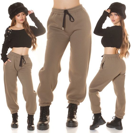 Set met 3 weergaven: model in khaki joggingbroek met zwart crop top en bontmuts, en close-ups van de broek.
