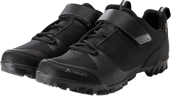 Paire de chaussures de vélo noires avec fermeture velcro et lacets.