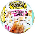 Bolvormige verpakking van Miniverse Make It Mini Café met een transparante beer-vormige beker gevuld met boba thee.