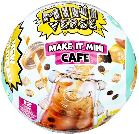 Bolvormige verpakking van Miniverse Make It Mini Café met een transparante beer-vormige beker gevuld met boba thee.