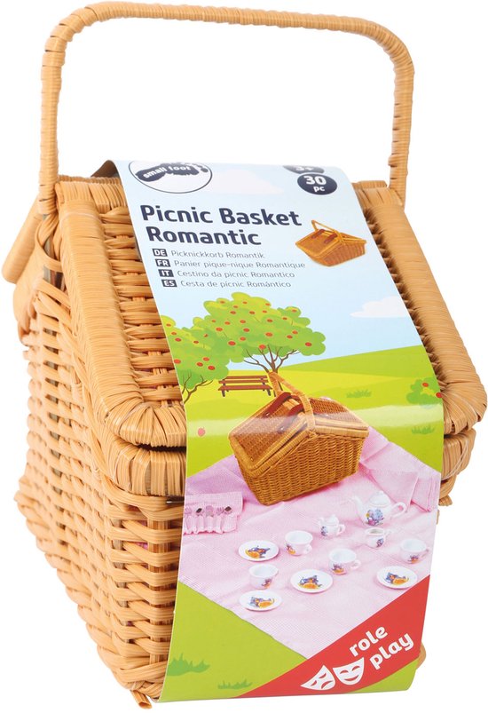 Gesloten houten picknickmand met verpakking met afbeelding van de mand en het servies.