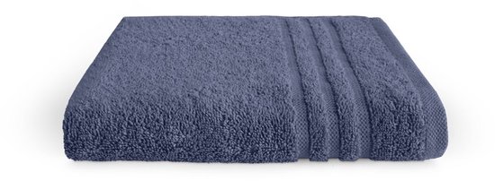 Een gevouwen donkerblauwe handdoek met zichtbare ribbels aan de zijkant.