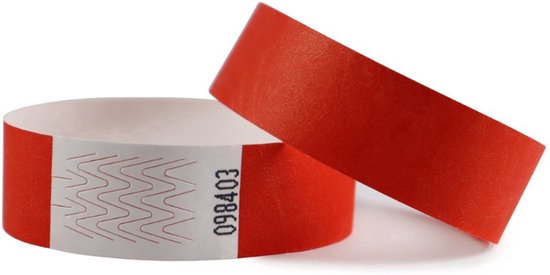 Deux bracelets rouges, dont un avec le numéro 098403.