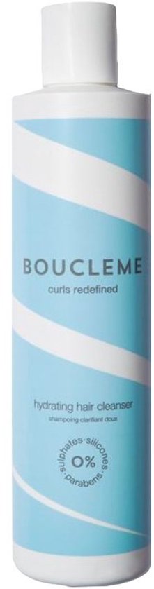 Rechte, witte fles met de tekst "BOUCLÈME hydrating hair cleanser" en blauwe golvende strepen.