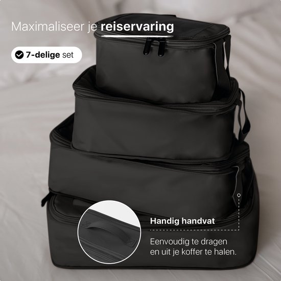 Een stapel van vier zwarte ONYX compressie packing cubes, met een focus op de handgreep.