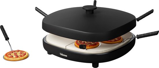 Zwarte mini-pizzaoven met 2 mini-pizza's in de oven en 1 mini-pizza met spatel ernaast.