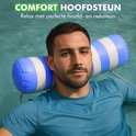 Man ligt ontspannen op een blauw-wit gestreepte waterhangmat.