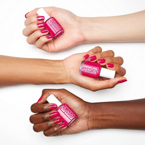 Drie handen met verschillende huidtinten, elk met essie nagellak in felroze.