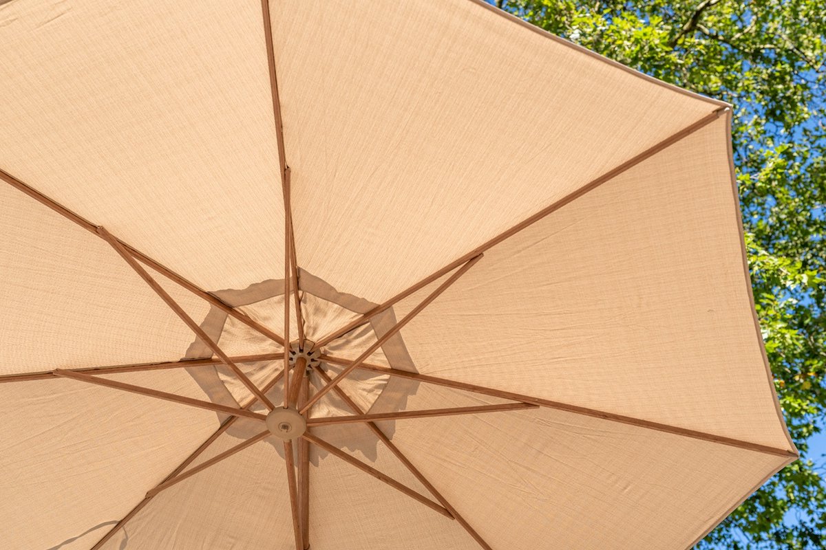 4 Seasons Outdoor Siesta Premium zweefparasol Ø350 cm - zand / houtlook frame