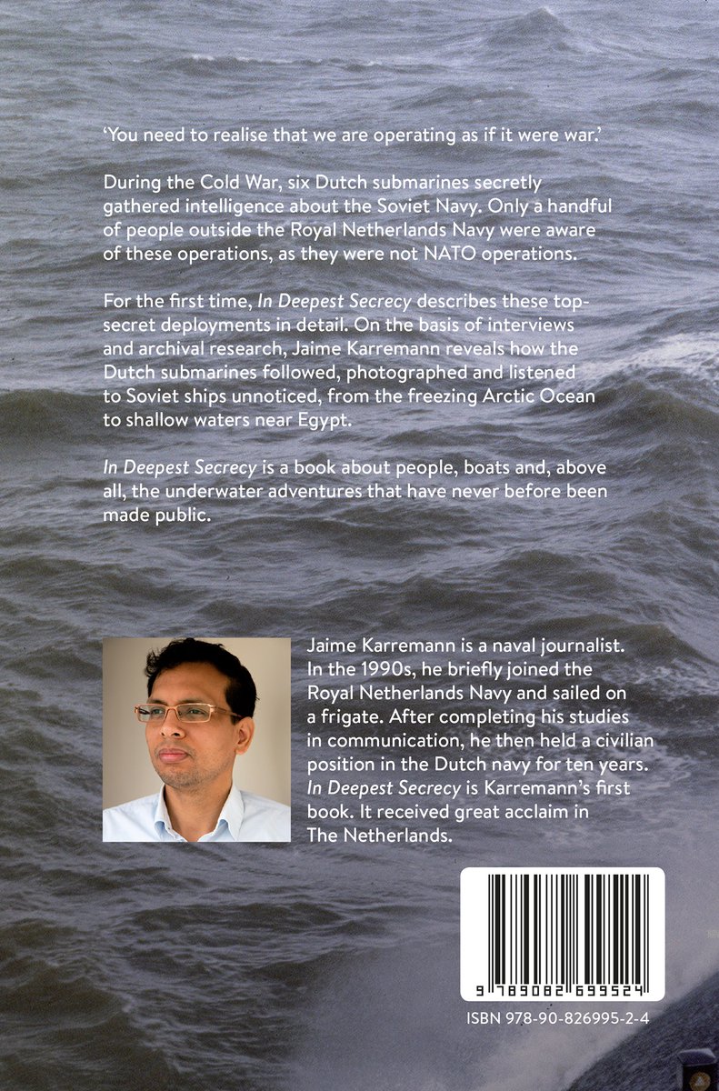 Rug van een boek met de titel 'In Deepest Secrecy' en een foto van de auteur.