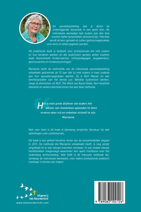 Achterkant boek 'Opvoedopstellingen', met een portret van Marianne Langemeijer en tekst over de methode. ISBN en uitgever vermeld.