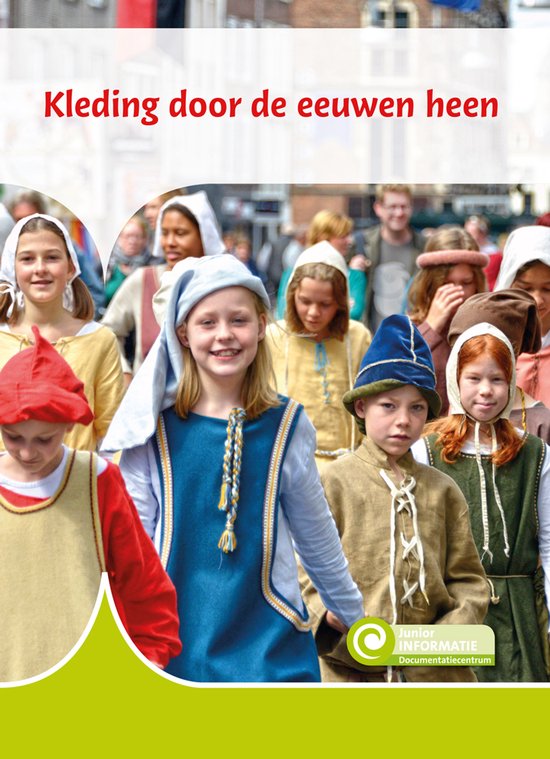 Groep kinderen in middeleeuwse kledij: meisjes met hoofddoeken en jurken, jongens in tunieken.