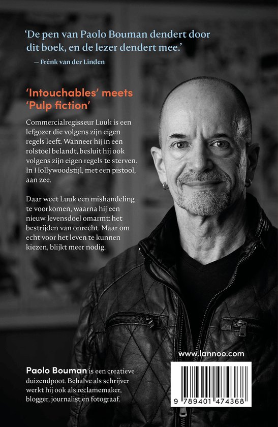 Een man met een grijze baard en een leren jas, tekst in het Nederlands.
