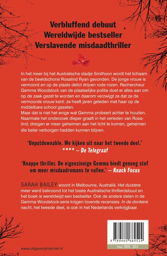 Boekcover 'Het duistere meer' van Sarah Bailey. Een silhouet van rode bladeren tegen een donkere achtergrond met tekst in het wit en rood.