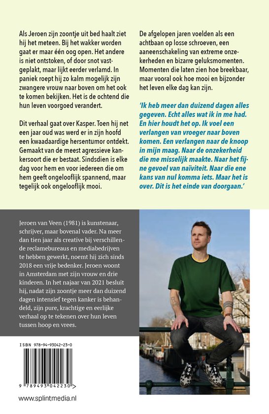 Een man in een donkergroen shirt met een blauwe jeans.