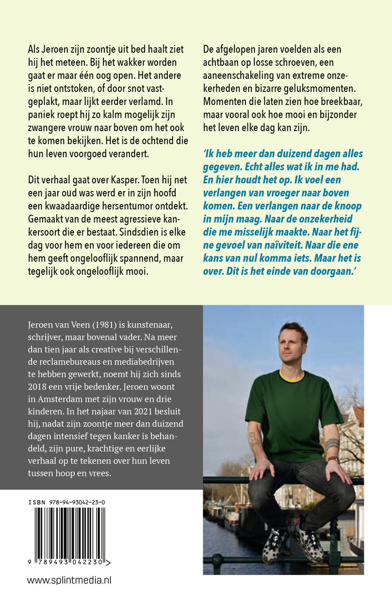 Een man in een donkergroen shirt met een blauwe jeans.