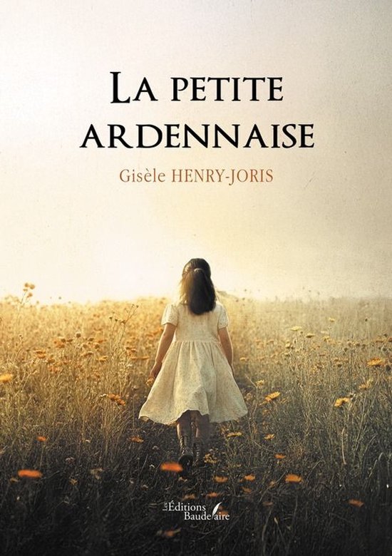 Boekomslag van "La petite Ardennaise" met een meisje in een wit jurkje dat door een veld met bloemen loopt.