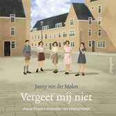 Vier meisjes en een jongen in klederdracht uit de jaren '40 staan buiten voor gebouwen. "Vergeet mij niet - Anne Franks vrienden en vriendinnen" staat onderaan.