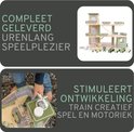 Houten speelgoedgarage met auto's, verkeersborden, tankstation, helikopterplatform en slagboom.
