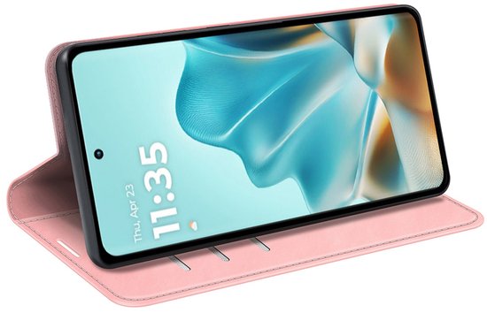 Roze telefoonhoesje met telefoon erin, getoond als standaard.