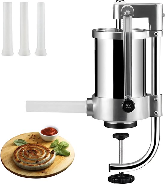 RVS worstenvuller met zuiger, handslinger, drie vultrechters en een gegrilde worst op een houten plank.