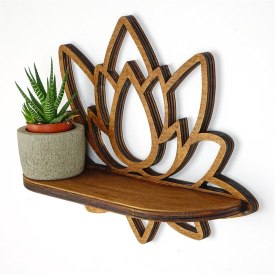 Houten lotus bloem wandplank met een succulente plant in een grijze pot.