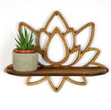 Houten lotus bloem wandplank met een succulente plant in een grijze pot.