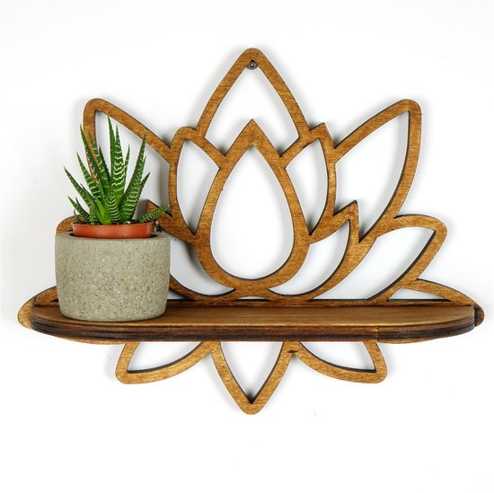 Houten lotus bloem wandplank met een succulente plant in een grijze pot.