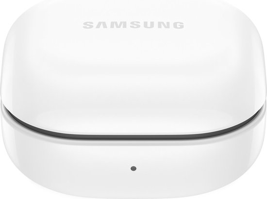 Gesloten witte Samsung oplaadcase voor oordopjes met het logo 'SAMSUNG' erop.