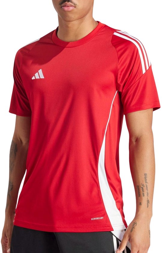 Man met een rood adidas sportshirt met witte strepen op de schouders en witte zijkanten. Hij draagt een zwarte sportbroek.