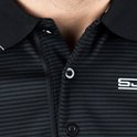 Close-up van de kraag en knoopsluiting van een zwarte polo met fijne horizontale strepen. Sjeng logo zichtbaar.