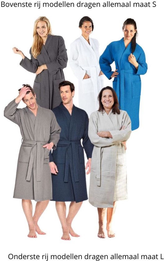 Drie mannen en drie vrouwen in diverse gekleurde wafel badjassen.
