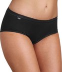 Zwarte midi-slip van Sloggi met kanten randjes aan de tailleband en beenopeningen. Gedragen op een model, van voren.