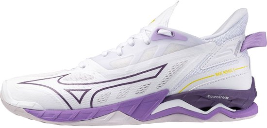 Witte Mizuno Wave Mirage 5 indoorschoen voor dames met paarse accenten en logo's. 'Mizuno Energy' op de zool.