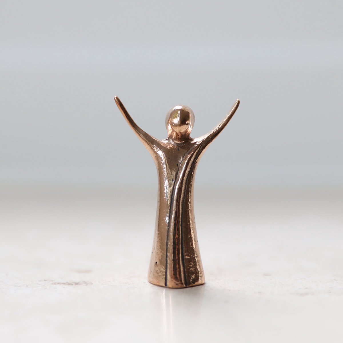 Bronzen engeltje vreugde