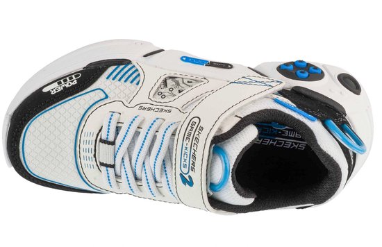 Witte sneaker met blauwe veters, klittenbandsluiting en een print van een printplaat.