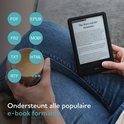Vrouw leest op een e-reader, met tekstballonnen met bestandsformaten