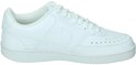 Zijaanzicht van een witte Nike Court Vision Low dames sneaker met witte veters.