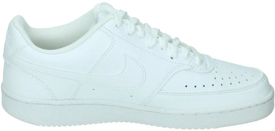 Zijaanzicht van een witte Nike Court Vision Low dames sneaker met witte veters.