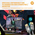 Scherm met game-personage Viper uit Valorant, met gamingsetup en computerkast. Twee DisplayPort kabels in beeld. Tekst: Speciaal ontwikkeld om te gamen via een computer / monitor, Dynamische verversingssnelheid voor gaming.
