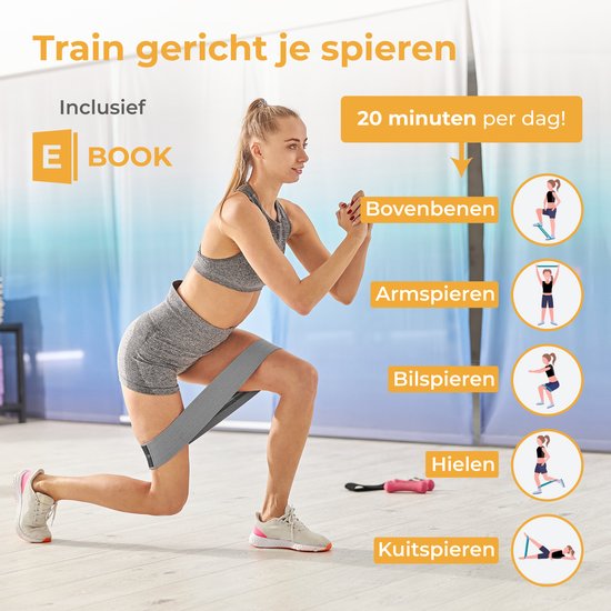 Vrouw doet een lung met weerstandsband om de bovenbenen. Toont oefeningen voor benen, bilspieren, hielen, kuiten en armen.