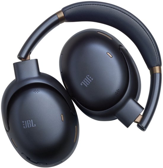 Gevouwen donkerblauwe JBL Tour One M3 koptelefoon met gouden details, op witte achtergrond.