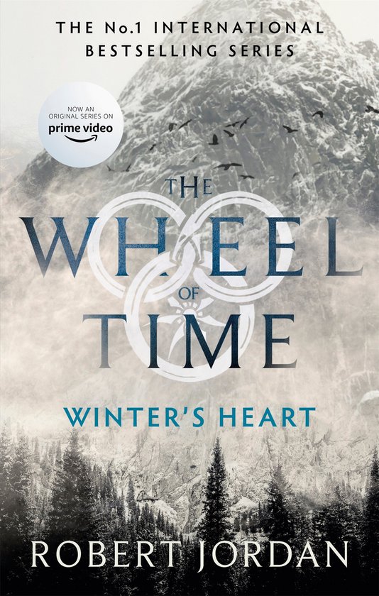 Boekomslag van 'Winter's Heart' uit 'The Wheel of Time' serie, met besneeuwde bergen en bomen.